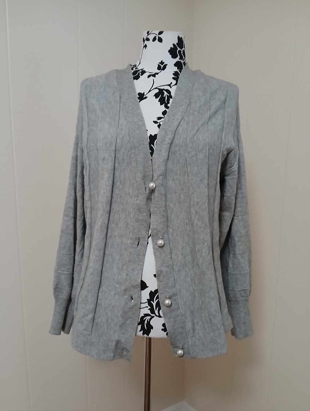 Crown & Ivy Light Gray Pearl-Button Cardigan